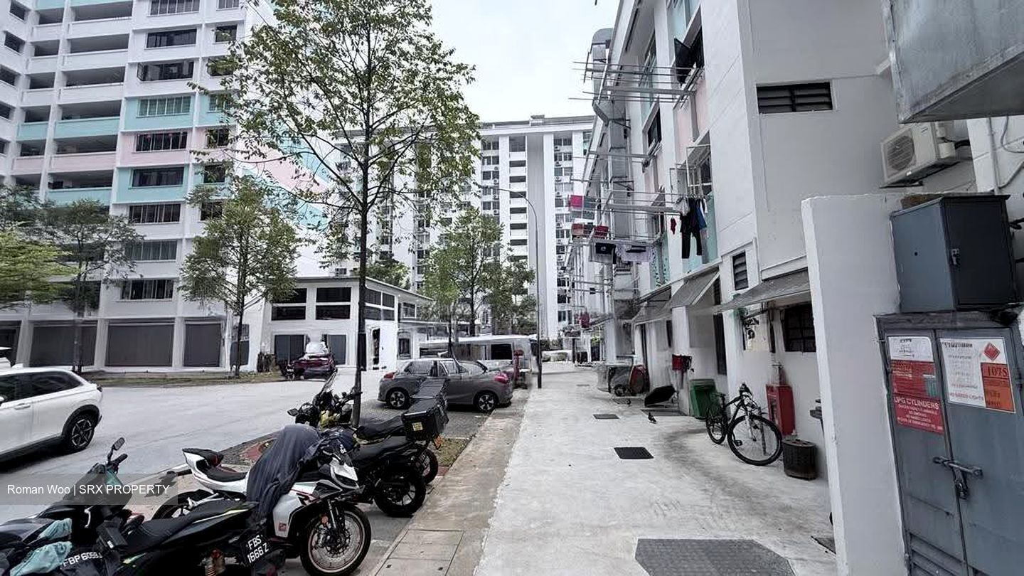 Tampines Avenue 4 (D18), Shop House #636890601